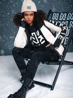 NIKKIE LOGO SKI-JAS Cream -Snow Kleding Verkoopwinkel n4320 2205 2001 2 1280x1280 2x