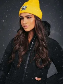 NIKKIE BADGE BEANIE Warm Yellow -Snow Kleding Verkoopwinkel n9319 2205 3024 2 1280x1280 2x