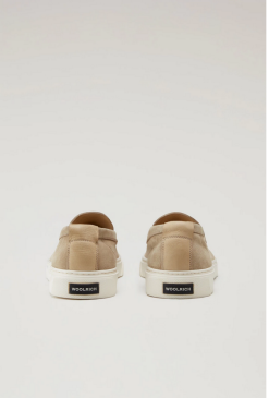 WOOLRICH SUEDE INSTAPPER Beige -Snow Kleding Verkoopwinkel scherm afbeelding 2023 03 10 om 10.41.46