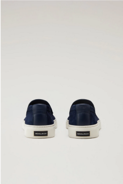 WOOLRICH SUEDE INSTAPPER Navy -Snow Kleding Verkoopwinkel scherm afbeelding 2023 03 10 om 10.59.28