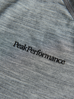 PeakPerformance PEAK PERFORMANCE WOMEN'S MAGIC CREW Grey Melange / Black -Snow Kleding Verkoopwinkel schermafbeelding 2021 10 21 om 21.27.30
