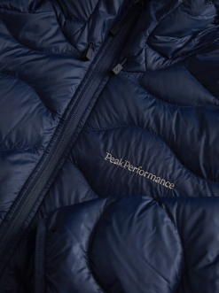 PeakPerformance PEAK PERFORMANCE HELIUM DOWN HOOD MEN Blue Shadow -Snow Kleding Verkoopwinkel schermafbeelding 2022 03 29 om 11.44.58