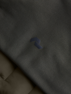 PeakPerformance PEAK PERFORMANCE WOMEN'S ARGON HYBRID HOOD JACKET Forest Night -Snow Kleding Verkoopwinkel schermafbeelding 2022 09 17 om 09.59.25