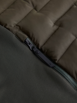 PeakPerformance PEAK PERFORMANCE WOMEN'S ARGON HYBRID HOOD JACKET Forest Night -Snow Kleding Verkoopwinkel schermafbeelding 2022 09 17 om 09.59.34