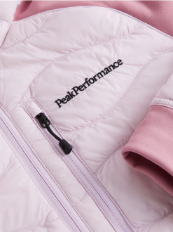 PeakPerformance PEAK PERFORMANCE HELIUM HYBRID DOWN HOOD JACKET WOMEN Cold Blush / Bitter Root -Snow Kleding Verkoopwinkel schermafbeelding 2022 10 03 om 13.25.34