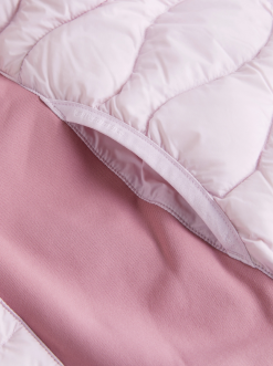 PeakPerformance PEAK PERFORMANCE HELIUM HYBRID DOWN HOOD JACKET WOMEN Cold Blush / Bitter Root -Snow Kleding Verkoopwinkel schermafbeelding 2022 10 03 om 13.25.41